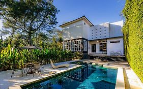 The Lavana Signature Villa Herrera Puncak